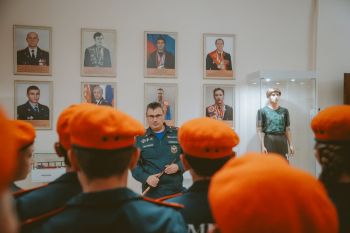 От кадетского класса — к профессии спасателя: школьники из Богдановича посетили Уральский институт ГПС МЧС России От кадетского класса — к профессии спасателя: школьники из Богдановича посетили Уральский институт ГПС МЧС России