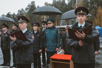 Начальник Уральского института ГПС МЧС России принял участие в церемонии приведения к присяге курсантов Уральского юридического института МВД России Начальник Уральского института ГПС МЧС России принял участие в церемонии приведения к присяге курсантов Уральского юридического института МВД России