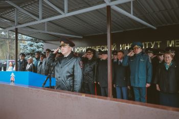 Начальник Уральского института ГПС МЧС России принял участие в церемонии приведения к присяге курсантов Уральского юридического института МВД России Начальник Уральского института ГПС МЧС России принял участие в церемонии приведения к присяге курсантов Уральского юридического института МВД России