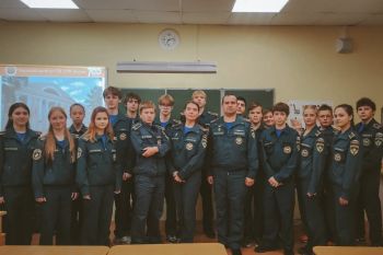 Безопасность начинается с подготовки: курсанты и сотрудники Уральского института ГПС МЧС России провели уроки ко Дню гражданской обороны