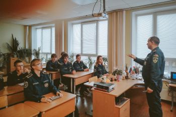 Безопасность начинается с подготовки: курсанты и сотрудники Уральского института ГПС МЧС России провели уроки ко Дню гражданской обороны Безопасность начинается с подготовки: курсанты и сотрудники Уральского института ГПС МЧС России провели уроки ко Дню гражданской обороны