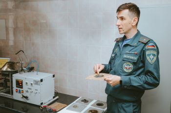В Уральском институте ГПС МЧС России прошла лабораторная работа по оценке пожароопасных свойств строительных материалов В Уральском институте ГПС МЧС России прошла лабораторная работа по оценке пожароопасных свойств строительных материалов