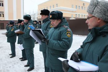 На плацу Уральского института ГПС МЧС России состоялся смотр-конкурс строя и песни