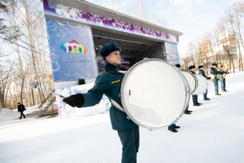 В День защитника Отечества оркестр института задавал торжественную атмосферу в парке Маяковского