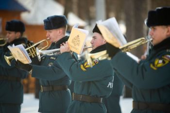 В День защитника Отечества оркестр института задавал торжественную атмосферу в парке Маяковского