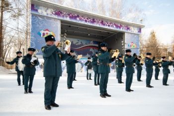 В День защитника Отечества оркестр института задавал торжественную атмосферу в парке Маяковского