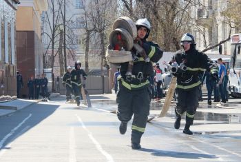 В Уральском институте ГПС МЧС России прошли соревнования по боевому развёртыванию