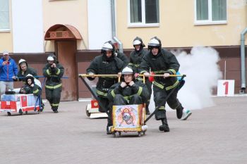 Боевое развёртывание в кромешной тьме и пожарный бобслей –  как курсанты провели это воскресенье