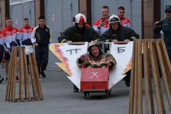 Боевое развёртывание в кромешной тьме и пожарный бобслей –  как курсанты провели это воскресенье