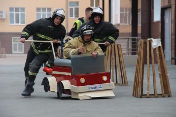 Боевое развёртывание в кромешной тьме и пожарный бобслей –  как курсанты провели это воскресенье