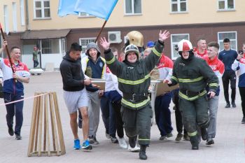 Боевое развёртывание в кромешной тьме и пожарный бобслей –  как курсанты провели это воскресенье