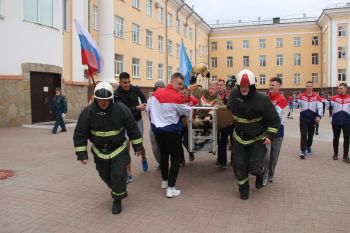 Боевое развёртывание в кромешной тьме и пожарный бобслей –  как курсанты провели это воскресенье