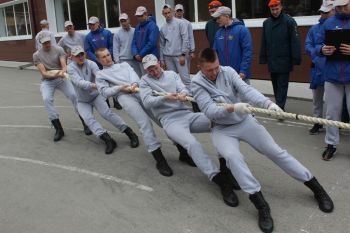 Боевое развёртывание в кромешной тьме и пожарный бобслей –  как курсанты провели это воскресенье