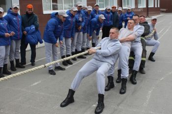 Боевое развёртывание в кромешной тьме и пожарный бобслей –  как курсанты провели это воскресенье