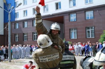 В институте прошла «Гонка героев» и женский пожарный кроссфит 