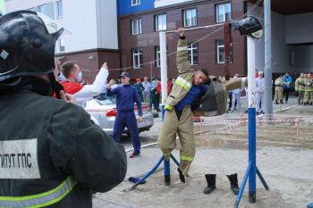 В институте прошла «Гонка героев» и женский пожарный кроссфит 