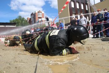 В институте прошла «Гонка героев» и женский пожарный кроссфит 