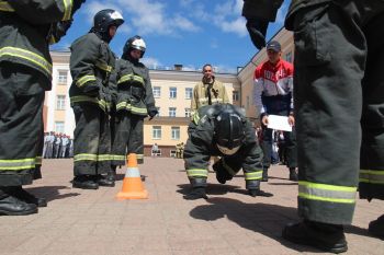 В институте прошла «Гонка героев» и женский пожарный кроссфит 