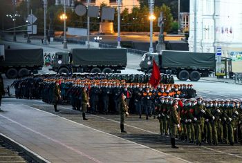 Личный состав института принял участие в первой ночной тренировке парада Победы