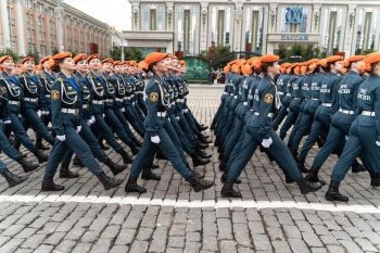 Парадные расчёты Уральского института ГПС МЧС России стали участниками военного парада Победы