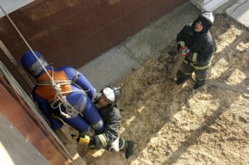 В институте прошли соревнования по преодолению специальной полосы и военизированная эстафета 