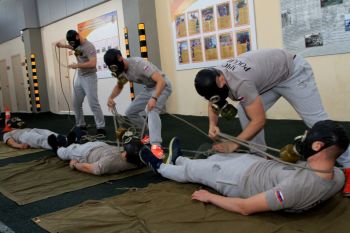 В институте прошли соревнования по преодолению специальной полосы и военизированная эстафета 