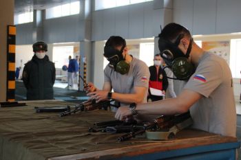 В институте прошли соревнования по преодолению специальной полосы и военизированная эстафета 