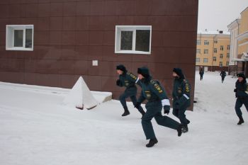 Тематические беседы, спортивные состязания и военно-патриотические игры проведены для курсантов института