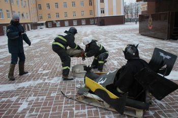 Курсанты приняли участие в соревнованиях по зимнему пожарному бобслею