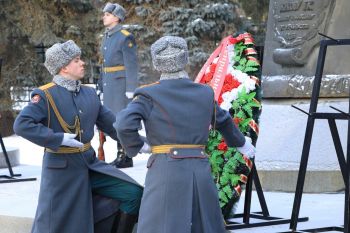 Начальник института Александр Тарарыкин возложил цветы к памятнику Жукову