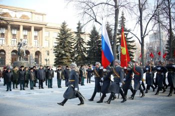 Начальник института Александр Тарарыкин возложил цветы к памятнику Жукову