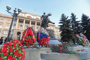 Начальник института Александр Тарарыкин возложил цветы к памятнику Жукову