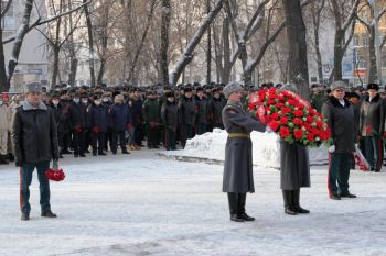 Начальник института Александр Тарарыкин возложил цветы к памятнику Жукову