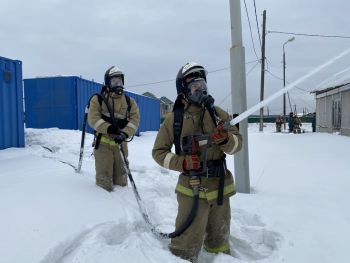  Курсанты отработали навыки тушения пожара на загородной учебно-спортивной базе института