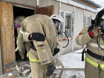  Курсанты отработали навыки тушения пожара на загородной учебно-спортивной базе института