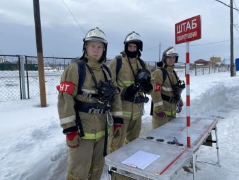  Курсанты отработали навыки тушения пожара на загородной учебно-спортивной базе института