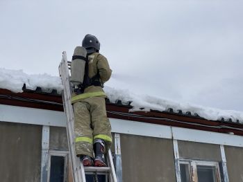  Курсанты отработали навыки тушения пожара на загородной учебно-спортивной базе института