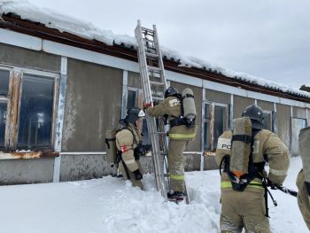  Курсанты отработали навыки тушения пожара на загородной учебно-спортивной базе института