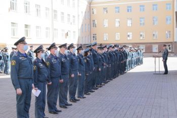 В институте прошёл строевой смотр летней формы одежды