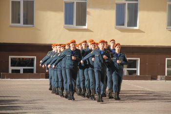 В институте проведен смотр строя и песни среди переменного состава